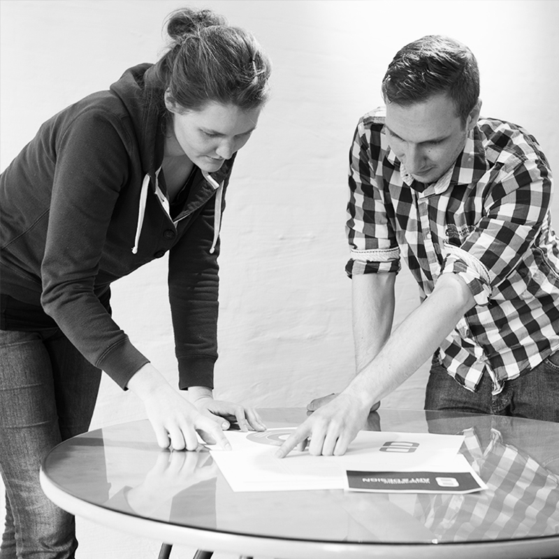 2 Mitarbeiter der Werbeagentur ART & DESIGN aus Hamburg Altona arbeiten an einer Markenentwicklung 